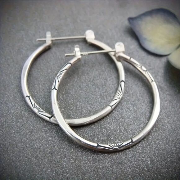 Silver Carved Skinny Hoop Earrings Delicate Flower Retro Etched Classic Thin New - Picture 3 of 7